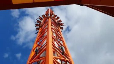 Eğlence parkındaki aşırı cazibe, keskin bir tırmanış ve iniş..