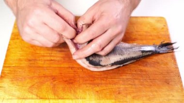 Derisi, bağırsakları ve kemikleri temizlenmiş tuzlu ringa balığı..