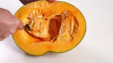 Balkabağı kaşığının yarısından tohumları al.