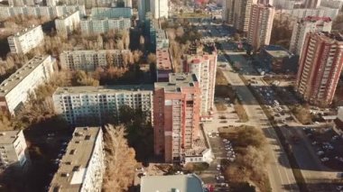 Çok katlı apartmanların ve yolların üzerinden arabalarla uçuyor.