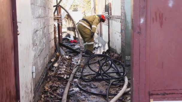 Los bomberos trabajan en el patio del edificio. — Vídeo de stock