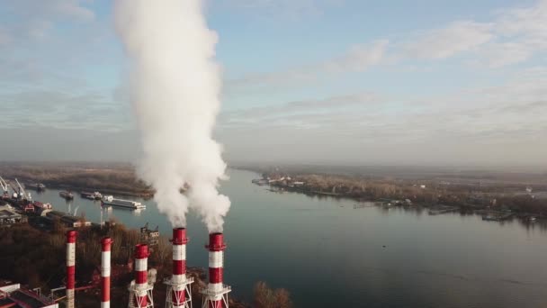 Van de ketelruimte buis gaat witte stoom, rook in de lucht. Stadsgezicht. — Stockvideo