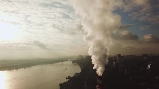 Dal tubo del locale caldaia va vapore bianco, fumo nel cielo. — Video Stock