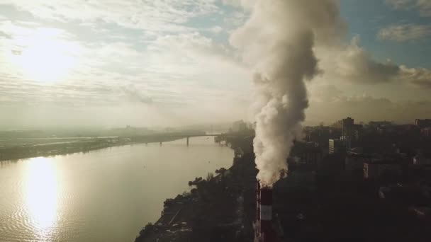 Du tube de la chaufferie va vapeur blanche, fumée dans le ciel. Paysage urbain. — Video