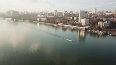 Kışın nehir buzla kaplanmaz ve tekneler özgürce yürür..