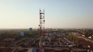 Endüstriyel bölgede iletişim kulesi. Yukarıdan ateş. kule İnternet, 3g, 4g