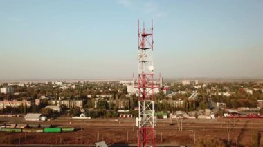 Endüstriyel bölgede iletişim kulesi. Yukarıdan ateş. kule İnternet, 3g, 4g
