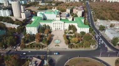Güz şehrinde uçuş, güzel beyaz yönetim binası. Üniversite. 