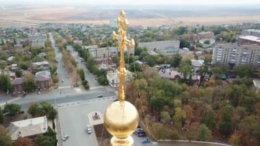 Havadayken ateş edildi. Kilisenin kubbesindeki altın haç. Ortodoks katedrali.