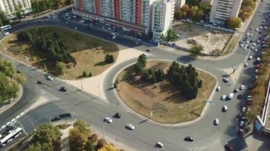 Üstü görünüyor. Gündüz araba trafiği. Trafik yolda ve halka üzerinde.