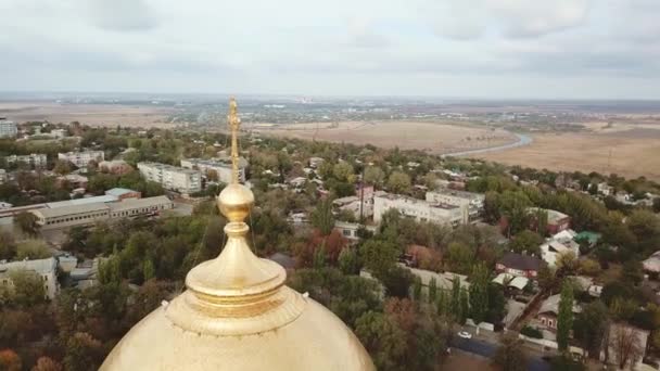 A disparar em voo. cruz de ouro na cúpula da Igreja. Catedral Ortodoxa. — Vídeo de Stock