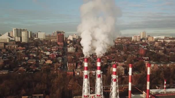 Van de ketelruimte buis gaat witte stoom, rook in de lucht. Stadsgezicht. — Stockvideo