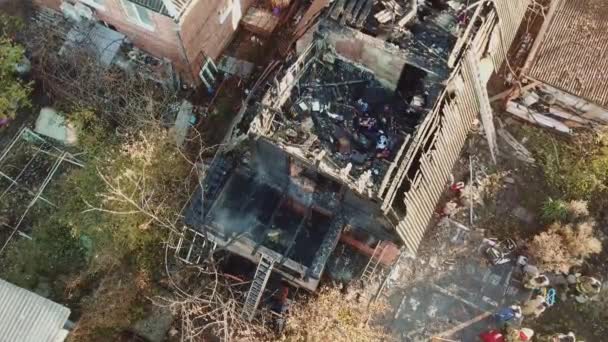 Vista desde arriba en un edificio quemado en un pueblo rural. — Vídeo de stock