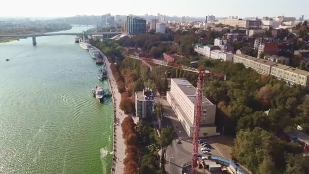 Tiroteio de cima. sobrevoando aterros fluviais e portos com barcos de recreio. — Vídeo de Stock