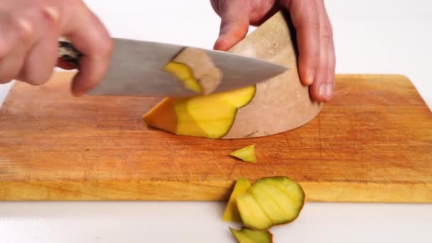 Calabaza en rodajas pelada en una tabla de cortar con un cuchillo — Vídeos de Stock