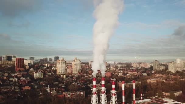 A kazánház csövéből fehér gőz jön, füst száll az égbe. Városkép. — Stock videók