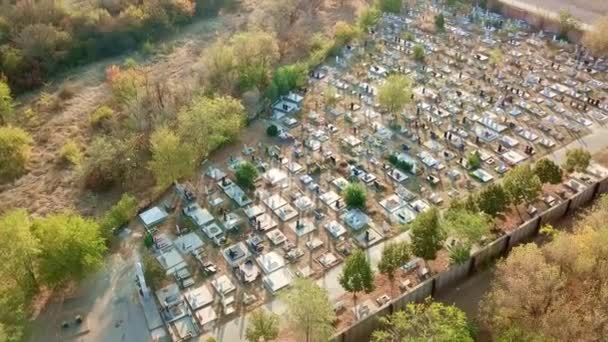 Flying over cemetery. new neat and well-groomed graves. entrance to cemetery. — Stock Video