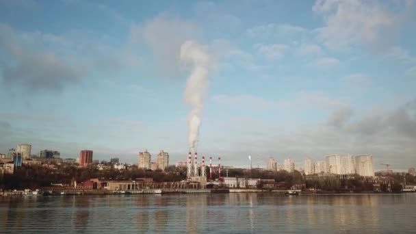 Van de ketelruimte buis gaat witte stoom, rook in de lucht. Stadsgezicht. — Stockvideo