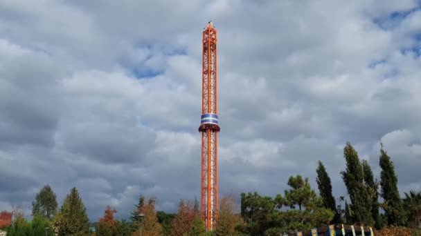 Atracción extrema en el parque de atracciones, una subida brusca y un descenso. — Vídeo de stock