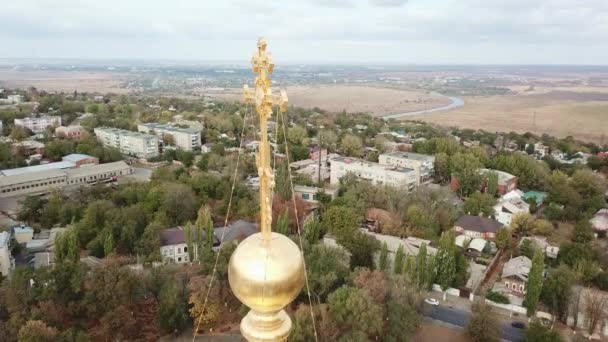 Стрельба в полете. золотой крест на куполе церкви. Православный собор. — стоковое видео