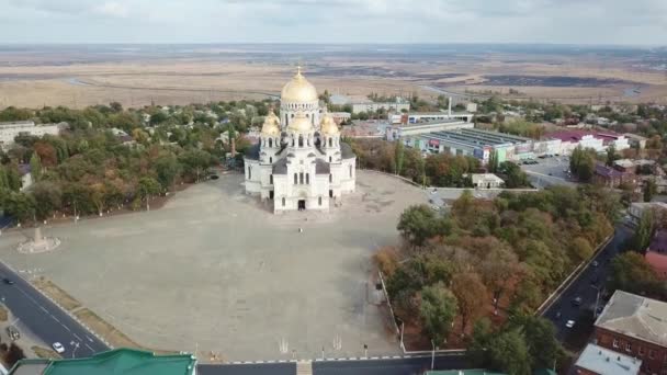 Kathedraal in de herfst. Orthodoxe kerk. landschap — Stockvideo