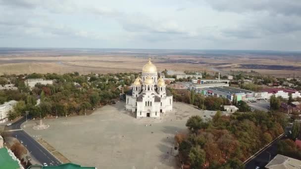 Domkyrkan på hösten. Ortodoxa kyrkan. — Stockvideo