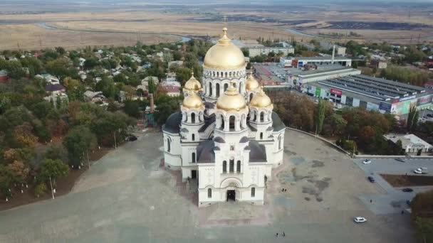 Kathedraal in de herfst. Orthodoxe kerk. landschap — Stockvideo