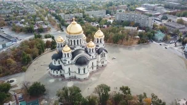 Schietpartij tijdens de vlucht over de stad. Kathedraal in de herfst. Orthodoxe kerk. — Stockvideo