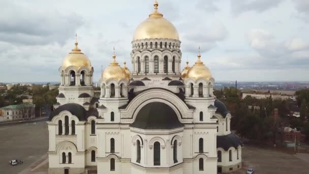 Kathedraal in de herfst. Orthodoxe kerk. — Stockvideo