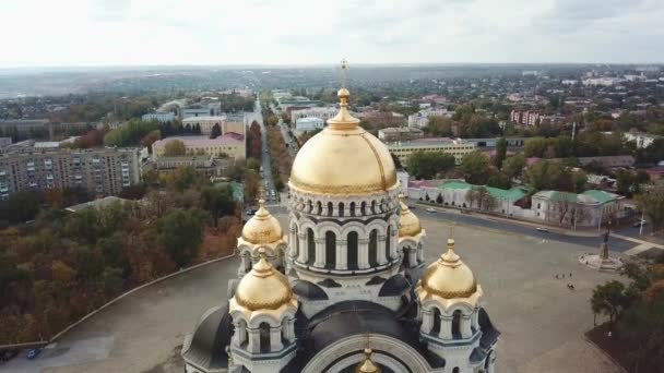 Schietpartij tijdens de vlucht over de stad. Kathedraal in de herfst. Orthodoxe kerk. — Stockvideo