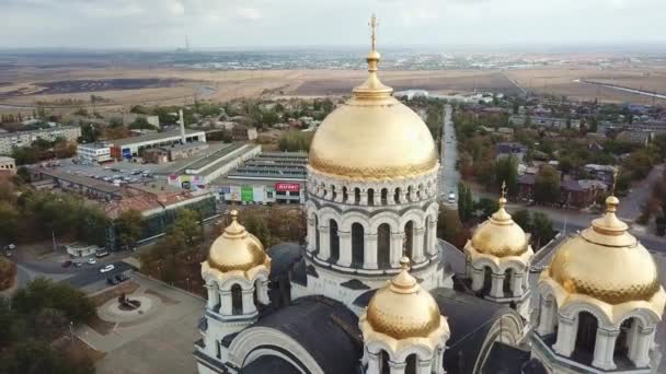 Fusillade au-dessus de la ville. la cathédrale à l'automne. Église orthodoxe. — Video