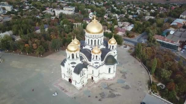 Schietpartij tijdens de vlucht over de stad. Kathedraal in de herfst. Orthodoxe kerk. — Stockvideo