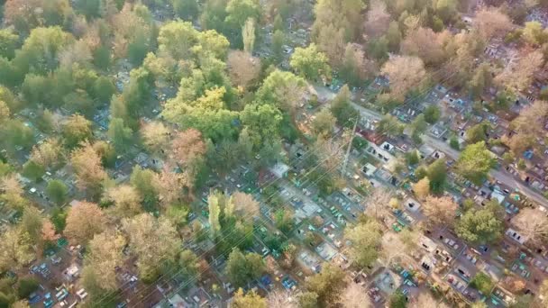 Flying over cemetery. some graves are well-kept, while others are old, abandoned — Stock Video