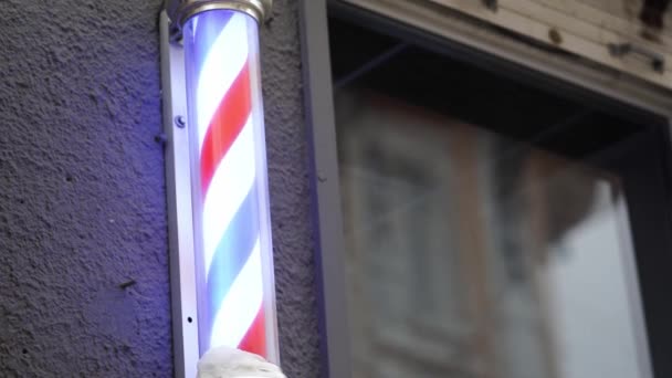 Sebuah tiang tukang cukur, simbol yang tidak biasa dari tukang cukur — Stok Video
