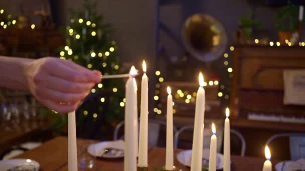 Weinig licht. vrouwen handen kaarsen aansteken voor een romantische date. — Stockvideo