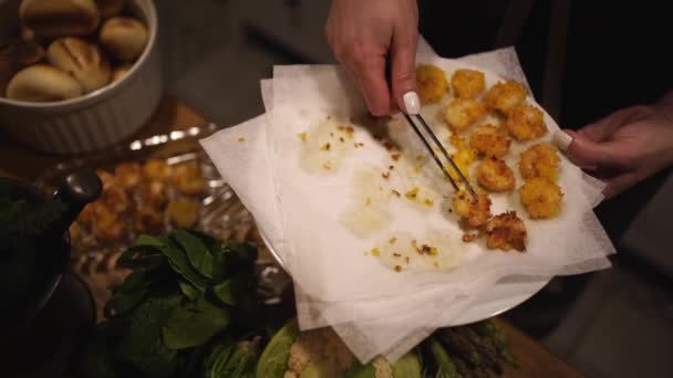 Cozido em um camarão batido com guardanapos colocar em um prato. pouca luz. — Vídeo de Stock