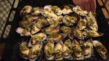 Az ışık. Kabuklu midye ve midye bir fırında pişirilir..