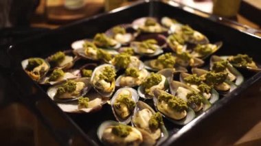 Az ışık. Kabuklu midye ve midye bir fırında pişirilir..