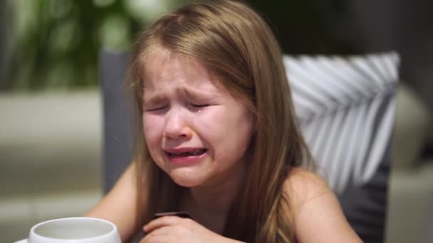 Hystérie enfantine. La petite fille pleure et ne peut pas se calmer. — Video