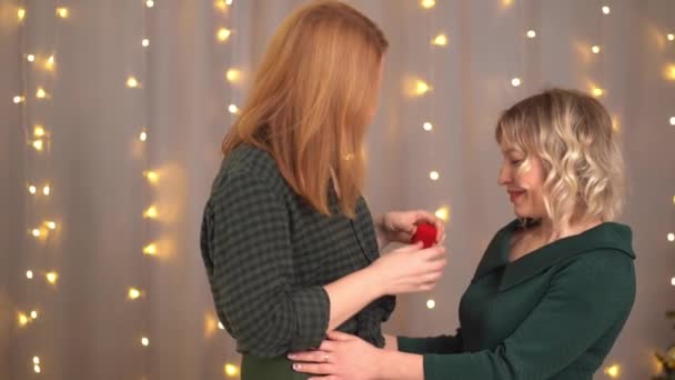 Casal homossexual. mulher propõe e dá anel para seu amigo. Dia dos namorados — Vídeo de Stock