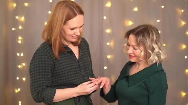 Pareja homosexual. mujer propone y se puso el anillo del dedo. día de San Valentín — Vídeo de stock