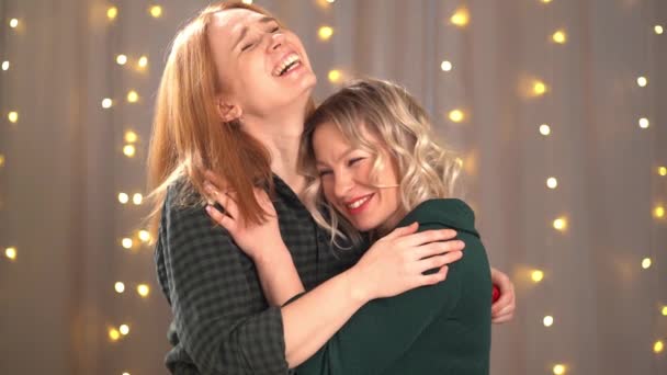 Dois amigos abraçar e rir. Casal homossexual. amizade entre mulheres. — Vídeo de Stock