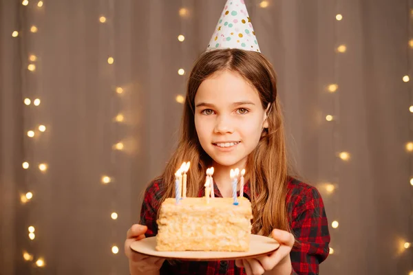Gelukkig tienermeisje met verjaardagstaart. traditie om wensen te maken en vuur uit te blazen — Stockfoto