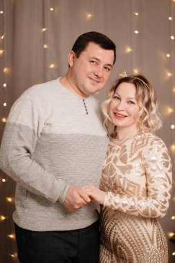 Evli bir çift. Bir erkek ve bir kadın bir çelenge sarılıyorlar.. 