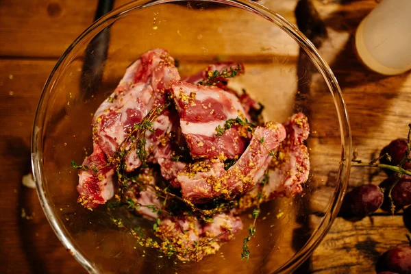 그릇에 향신료와 허브가 들어 있는 늪 지의 날용 갈비. 오븐에 구운 고기 — 스톡 사진