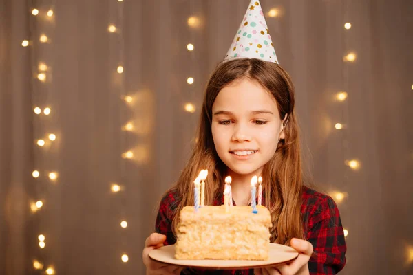 생일 케이크를 먹은 행복 한 십 대 소녀. 바램을 만들고 불을 끄는 전통 — 스톡 사진