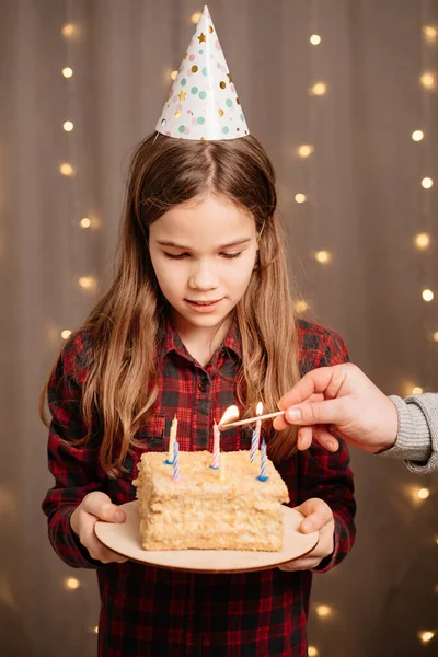 Menina adolescente feliz com bolo de aniversário. tradição de fazer desejo e apagar o fogo — Fotografia de Stock