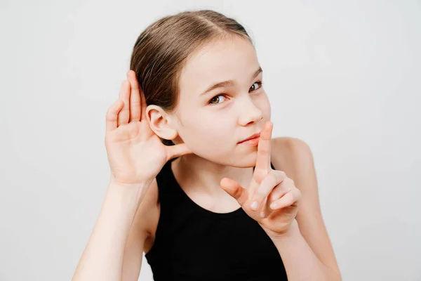 Teenage Girl Black Shirt Holds Her Hand Her Ear Listens — Stock Photo, Image