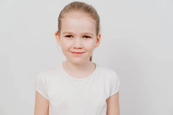 Een Klein Meisje Met Verzameld Haar Een Wit Shirt Staat — Stockfoto