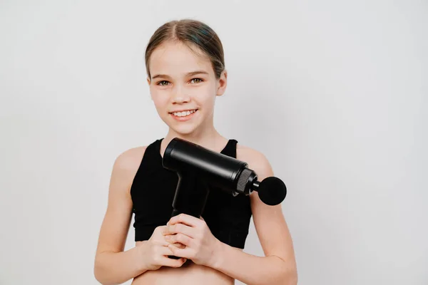 Teen Girl Holds Massage Gun Medical Sports Device Helps Reduce — Stock Photo, Image